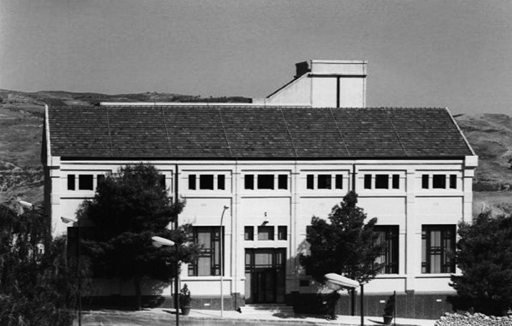 La delegazione del Consorzio Universitario, ricevuta dal sindaco Vincenzo Maniglia e dal dott. Enzo Sardo, ha visitato il Comune, il Teatro comunale e la Fondazione Leonardo Sciascia.